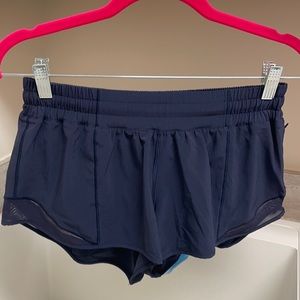 Lululemon Hottie hot shirt. 2.5 in size 6. Navy.